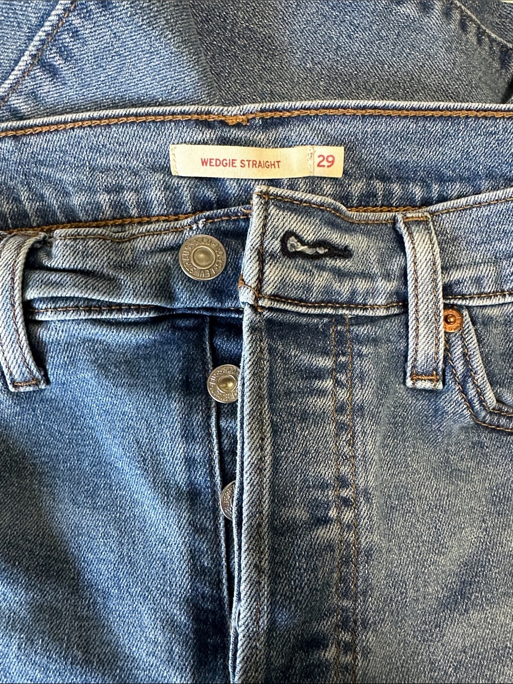 Levi’s wedgie straight size 29 medium wash blue denim button fly